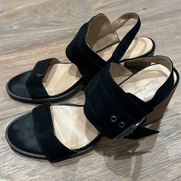 Universal Thread Heels - Picture 3 of 4